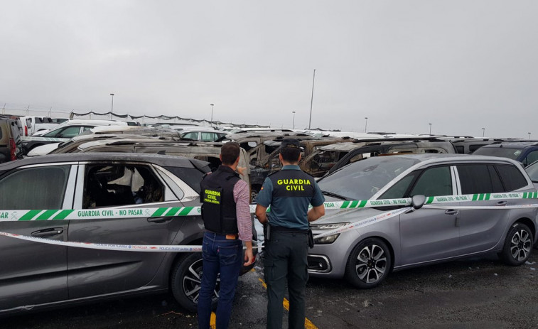 VÍDEO: Un incendio daña medio centenar de vehículos nuevos en el Puerto de Vigo