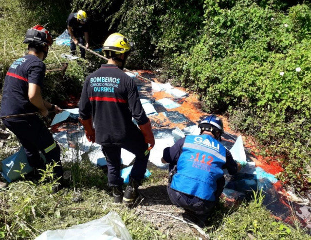 Imagen de los operarios limpiando la mancha.