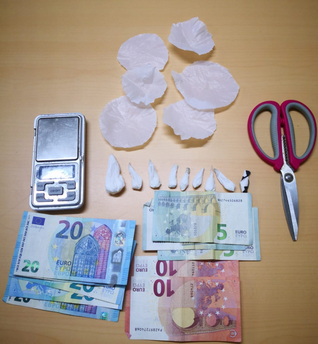 Droga, útiles y dinero incautado a un sospechoso de traficar en Verín (Ourense)