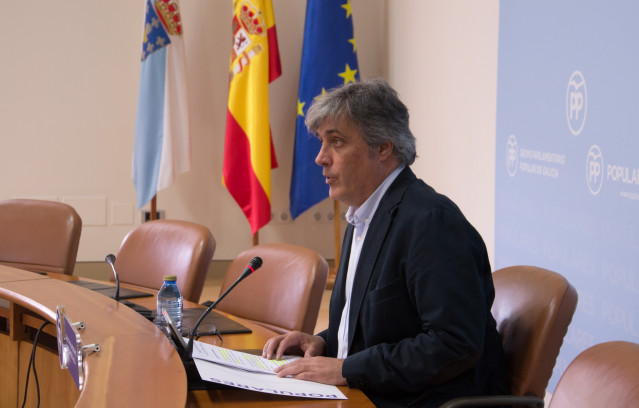 El portavoz del PPdeG en el Parlamento de Galicia, Pedro Puy, en rueda de prensa.