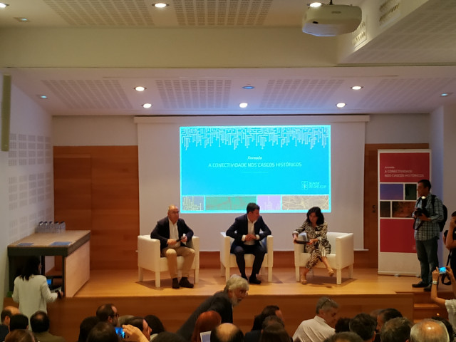 En el centro, el conselleiro de Cultura durante el acto.