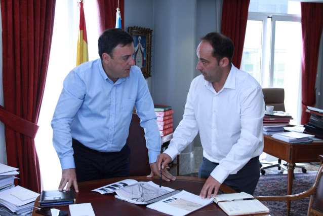 El presidente de la Diputación, Valentín González, se reúne con el alcalde de Malpica, Walter Pardo.