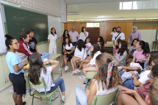 La conselleira de Educación, Carmen Pomar, visita un campamento lingüístico.