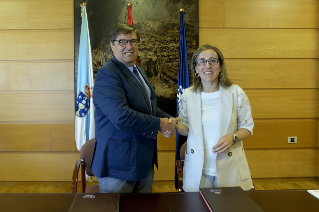 El rector de la UDC, Julio Abalde, y la conselleira de infraestruturas, Ethel Vázquez, firman un convenio en materia de saneamiento.