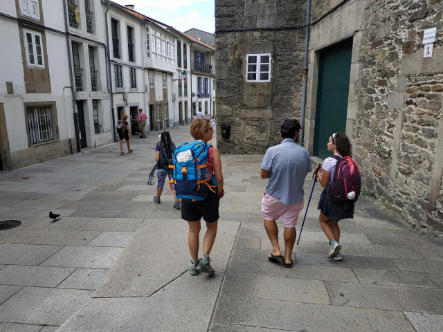 Peregrinos a escasos metros de la Catedral de Santiago de Compostela.