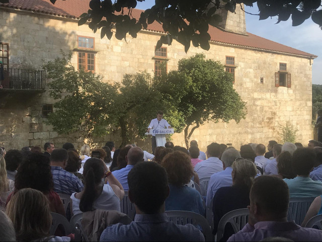 El presidente de la Xunta y líder del PPdeG, Alberto Núñez Feijóo, en un mitin en el Pazo de Liñares, en Lalín (Pontevedra)