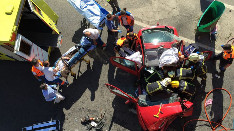 Un coche en sentido contrario causa un grave accidente en Santiago