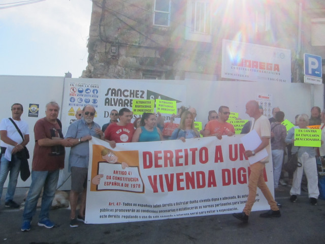 Una treintena de personas se ha concentrado ante una vivienda que el Ayuntamiento busca demoler sin haber realojado a sus residentes
