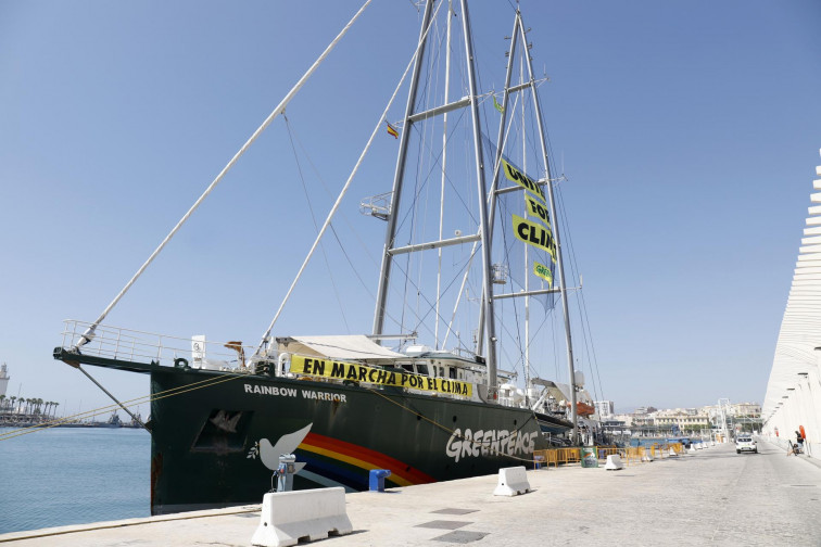 El  'Raibow Warrior' de Greenpeace llega a Vilagarcía tras la polémica de Vigo