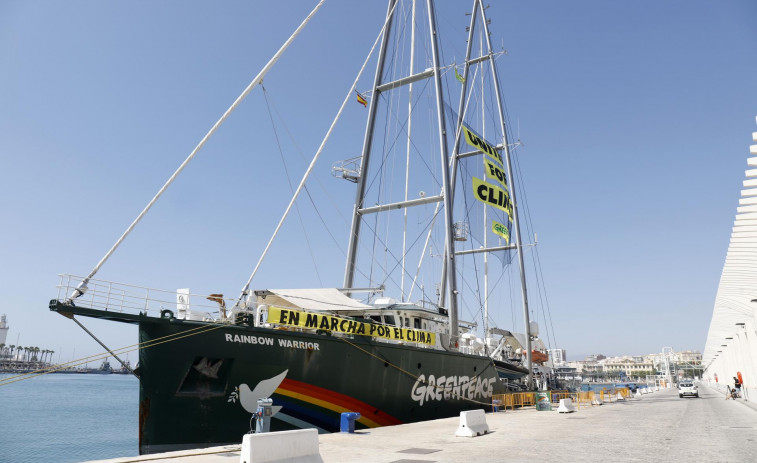 El  'Raibow Warrior' de Greenpeace llega a Vilagarcía tras la polémica de Vigo