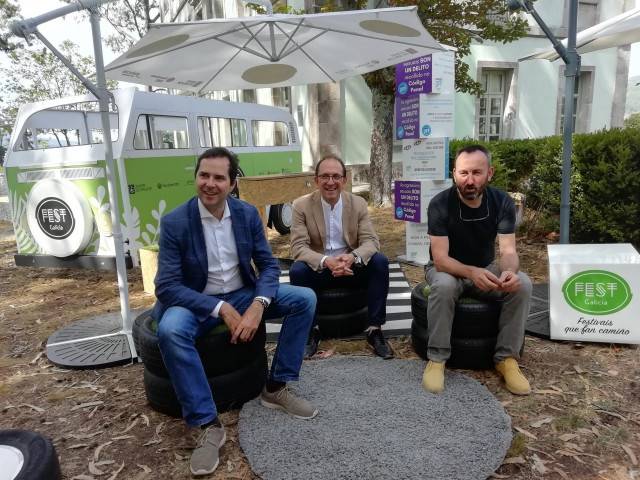 El director xeral de Políticas Culturais, Anxo M. Lorenzo, y el director de la Axencia Galega das Industrias Culturais (Agadic), Jacobo Sutil, durante su visita
