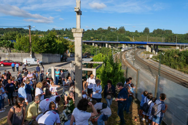 Decenas de personas presentes en la concentración ubicada en la curva en la que se salió el tren de Alvia en Santiago de Compostela con motivo del sexto aniversario del accidente.