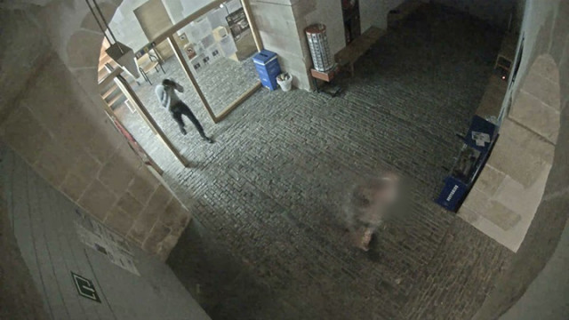 Uno de los miembros del grupo delictivo entra en uno de los albergues donde robaban.