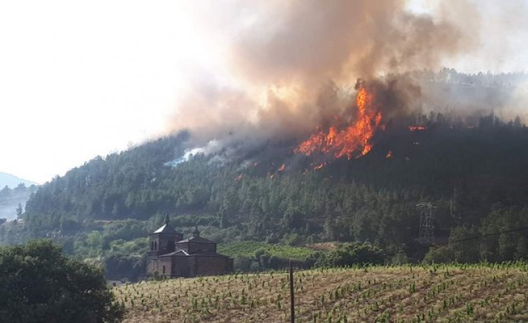 El incendio de Quiroga ya ha arrasado casi 150 hectáreas pese a estar controlado desde el jueves