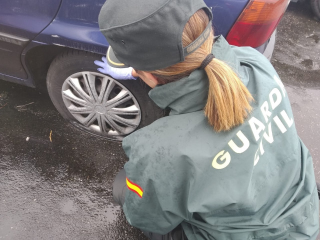 Imagen de una de las ruedas rajadas.