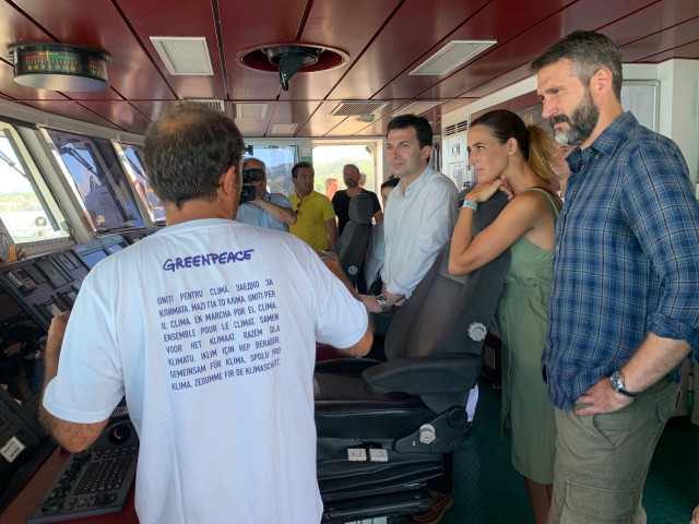 Gonzalo Caballero durante su visita al barco de Greenpeace.