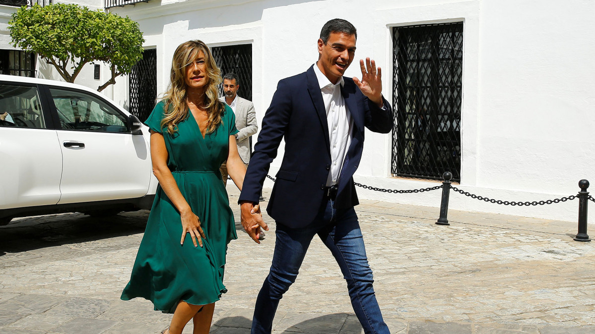 Pedro sanchez con su mujer en san lucar vacaciones