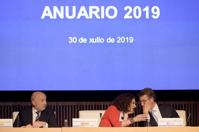 (I-D) El delegado del Gobierno en Galicia,  Javier Losada, la ministra de Hacienda en funciones, María Jesús Montero y  el presidente de la Xunta de Galicia, Alberto Núñez Feijóo,durante la presentación del Anuario 2019 en la sede de Afundación Obra Socia