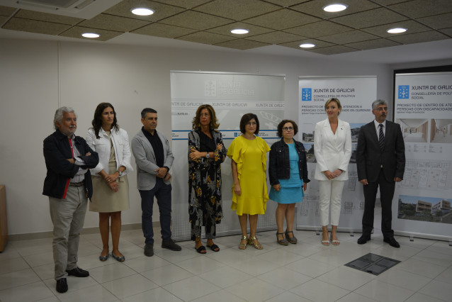 La conselleira de Política Social, Fabiola García, junto a otras personalidades en la presentación del nuevo centro de mayores de Ourense