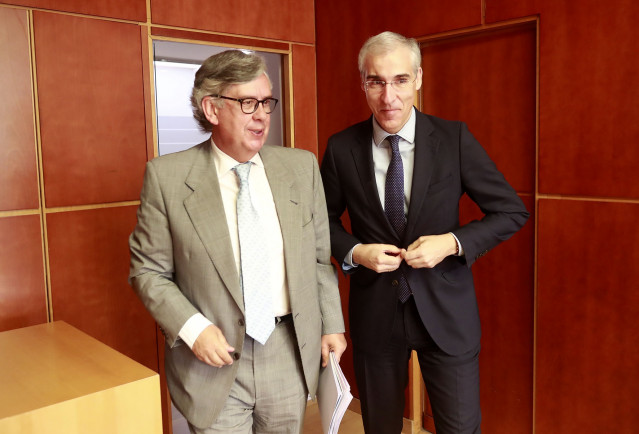 El conselleiro de Economía, Francisco Conde, a la derecha