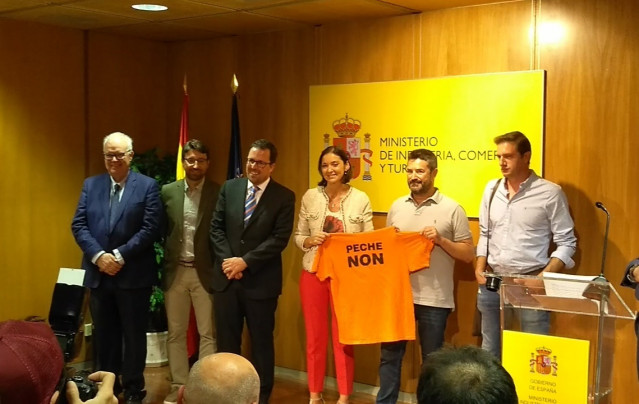 La ministra de Industria, Comercio y Turismo, Reyes Maroto, y el secretario general de Industria y de la Pyme, Raül Blanco, en la firma del acuerdo definitivo sobre Alcoa