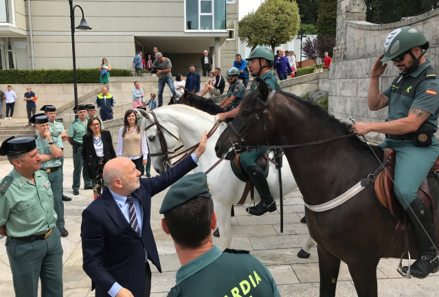 El delegado del Gobierno, Javier Losada, en un acto con la caballería de la Guardia Civil