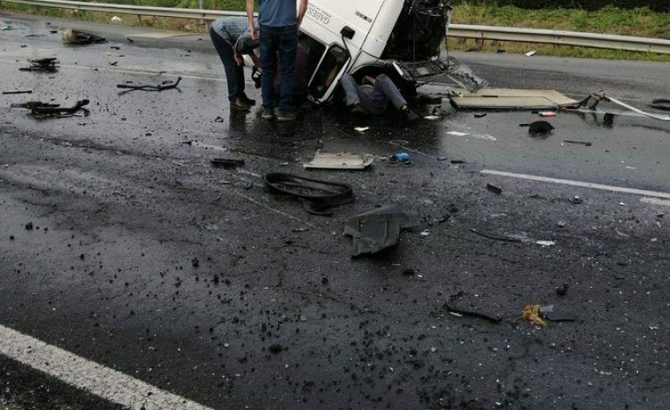 Camión cisterna parte en tres en un brutal accidente que causa problemas de tráfico en Santiago