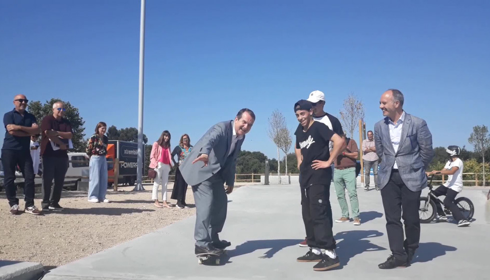 Abel Caballero probando un patinete durante la presentación del festival O Marisquiño de Vigo en una foto de EP