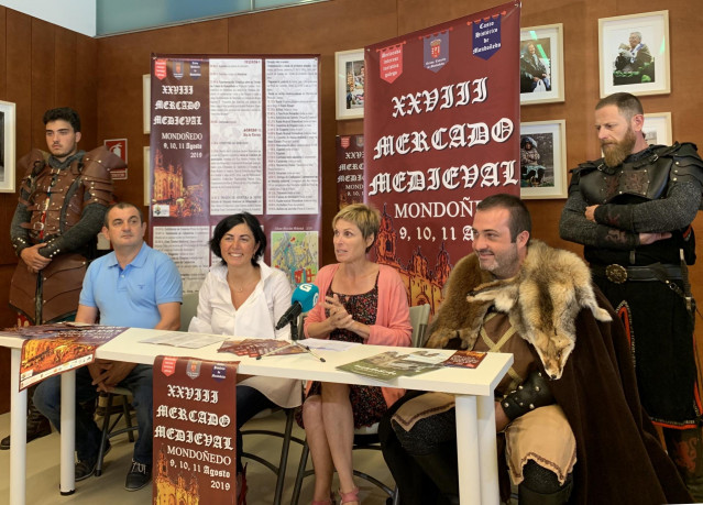 Elena Candia, alcaldesa de Mondoñedo, y Nava Castro, directora de Turismo de Galicia, en la presentación del Mercado Medieval de Mondoñedo