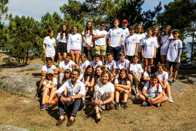 Imagen de Fabiola García junto a los niños del campamento.