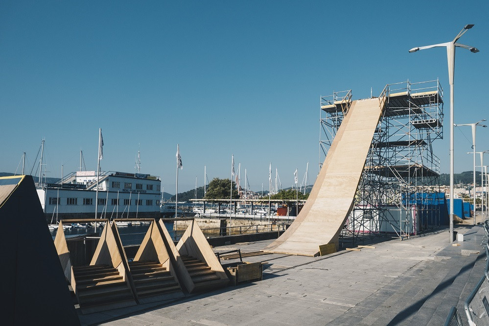 Colocación de la rampa para el Big Jump de O Marisquiño 2019.