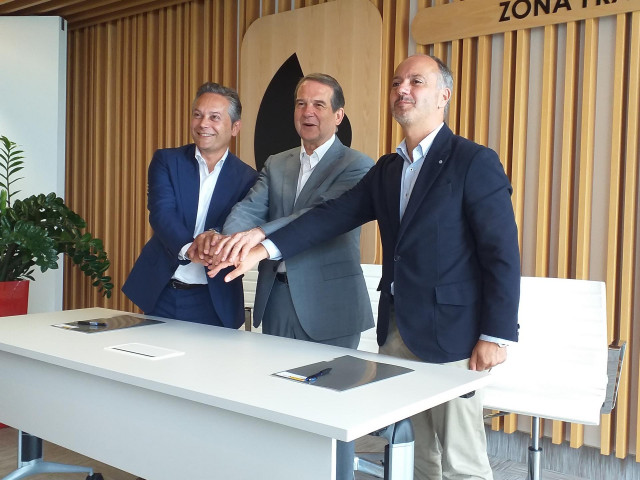 El secretario general de Asime, Enrique Mallón; el alcalde de Vigo, Abel Caballero; y el delegado de Zona Franca, David Regades; durante la firma de un convenio de promoción de la feria Mindtech.