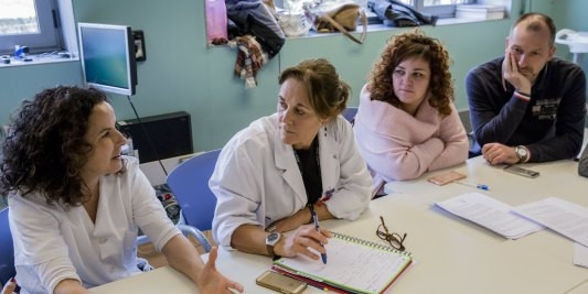 Embarazada y 30 contratos para trabajar 30 días seguidos de enfermera del SERGAS