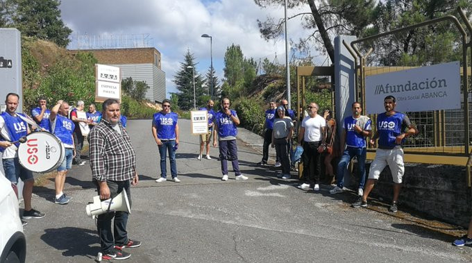Docenas de vigilantes de seguridad protestan contra Afundación (Abanca) por despidos en Ourense