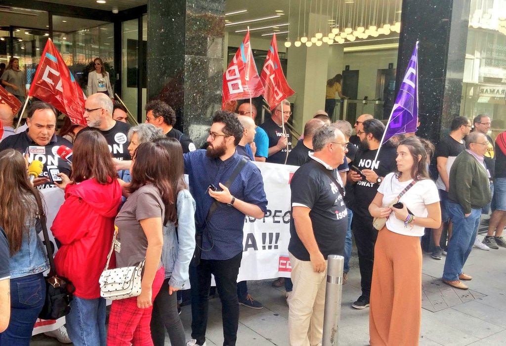 Trabajadores de Isowat en su concentraciu00f3n de hoy en una foto de Marea Atlu00e1ntica