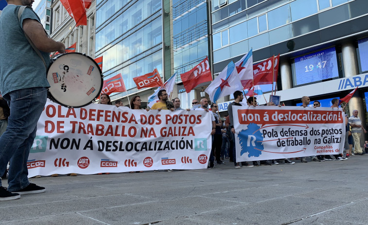 Trabajadores de R protestan contra despidos y traslados de trabajos fuera de Galicia
