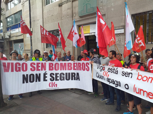 Bomberos de Vigo protestan ante la Inspección de Trabajo y reclaman más personal
