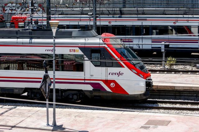 Un tren de renfe en los andenes de la estación de Puerta de Atocha durante el paro de 24 horas convocado por el sindicato CCOO en el grupo Renfe que ha obligado a la operadora ferroviaria a suspender la circulación de 320 trenes de pasajeros de los 990 pr