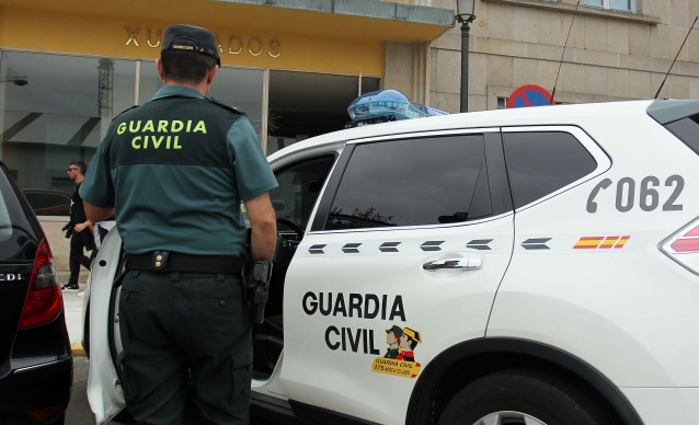 La Guardia Civil detiene a un conductor en Marín que circulaba sin carné y en un coche robado