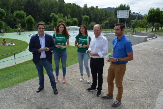 El Ayuntamiento de Ourense inicia una campaña de reciclaje ambiental con el reparto de 5.000 conos para recoger residuos.