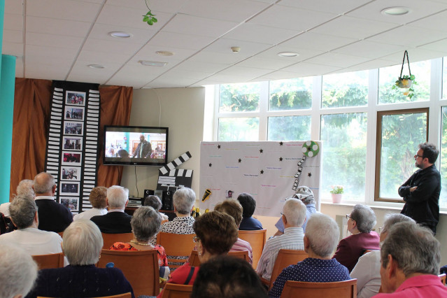 Exhibición en una residencia de mayores de fragmentos de la película 'Quien a hierro mata'