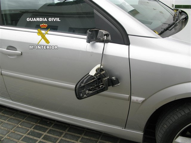 Sancionado por conducir borracho la emprende con los retrovisores de los coches aparcados