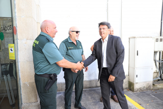 El director general de justicia, Juan José Martín, y el jefe territorial de la Consellería de Presidencia en Pontevedra, Ramón Pìñeiro, visitan los juzgados de Caldas de Reis