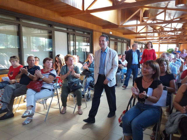 El alcalde de Vigo, Abel Caballero, mantiene una reunión con vecinos de la isla de Ons.