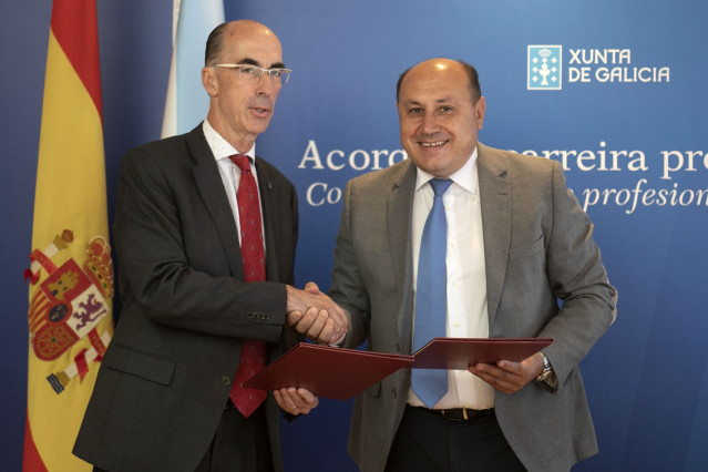 El conselleiro de Sanidade, Jesús Vázquez, y el alcalde de Arbo, Horacio Gil, firman un convenio.