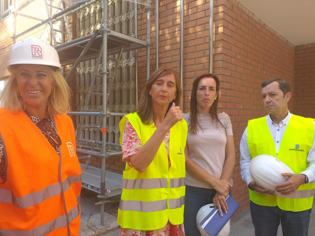 La conselleira de Educación, Universidade e Formación Provincial, Carmen Pomar, y la delegada territorial de la Xunta (con casco),  Corina Porro, en una visita a las obras del CEIP García Barbón.