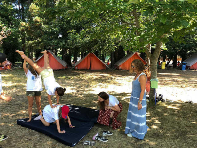 La directora xeral de Xuventude, Cristina Pichel, visita un campamento en Boiro.