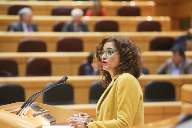 La ministra de Hacienda, María Jesús Montero, interviene desde la tribuna en una sesión plenaria en el Senado.