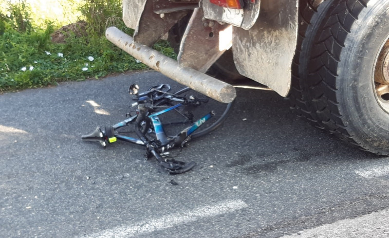 Una ciclista herida tras ser alcanzada por un camión en Narón