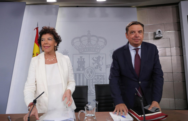 La portavoz del Gobierno y ministra de Educación en funciones, Isabel Celaá  y el ministro de Agricultura y Pesca en funciones, Luis Planas, a su llegada a la rueda de prensa tras el consejo de ministros en La Moncloa.
